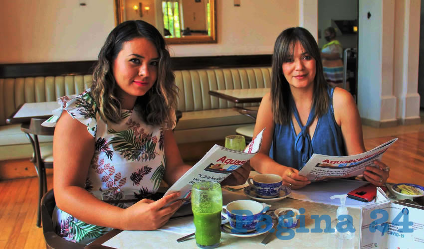 Grupo de personas desayunando.