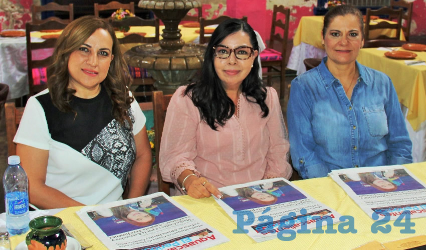 Grupo de personas desayunando.
