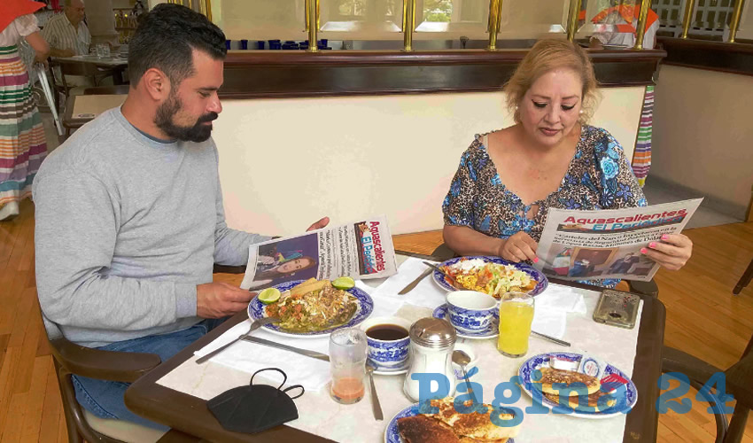 Grupo de personas desayunando.