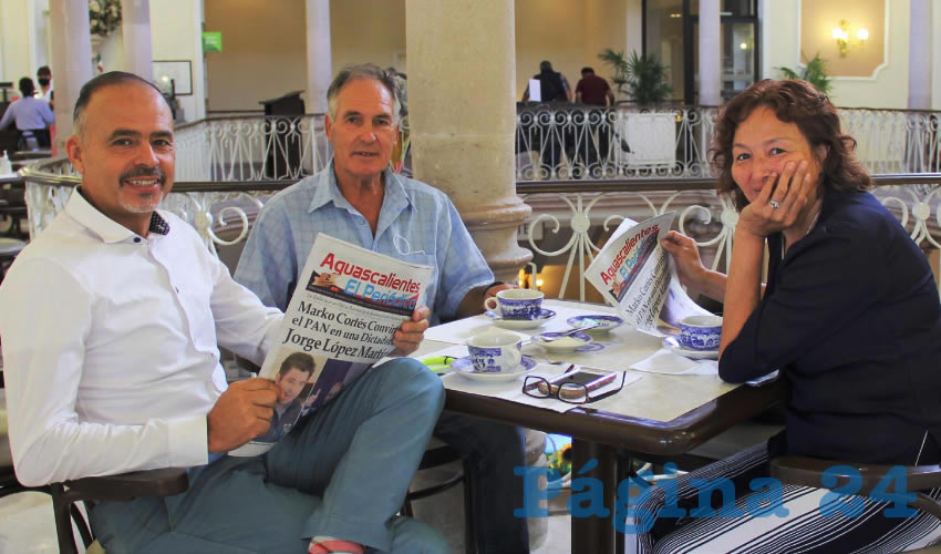 Grupo de personas desayunando.