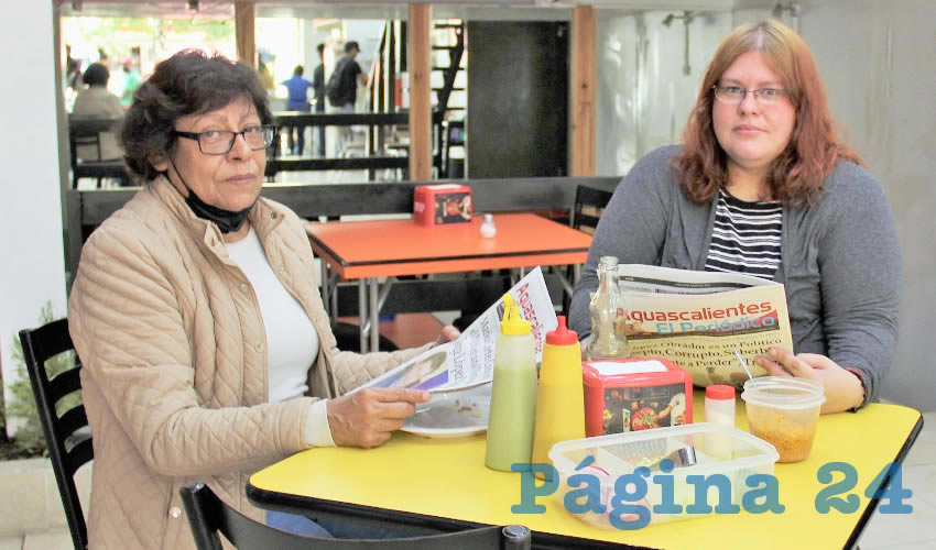 Grupo de personas desayunando.