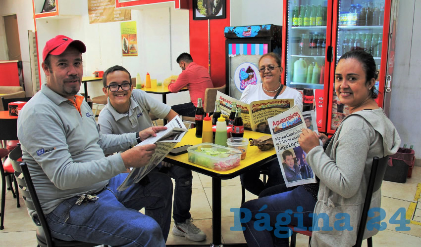 Grupo de personas desayunando.