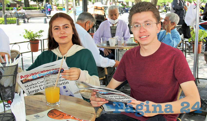 Grupo de personas desayunando.