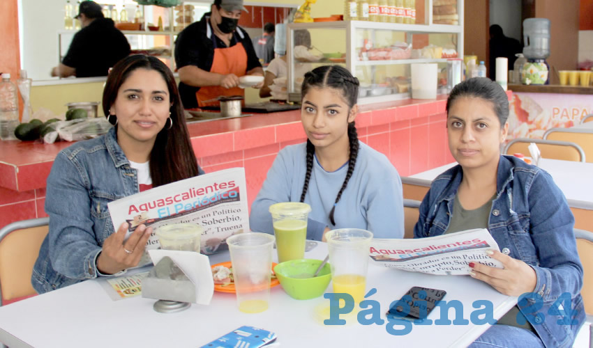 Grupo de personas desayunando.