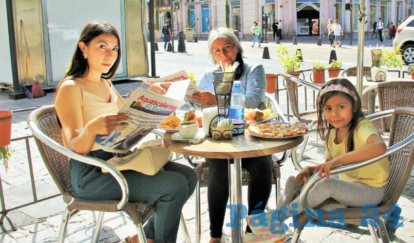 Grupo de personas desayunando.