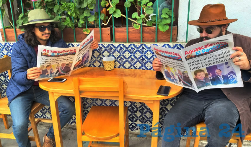 Grupo de personas desayunando.