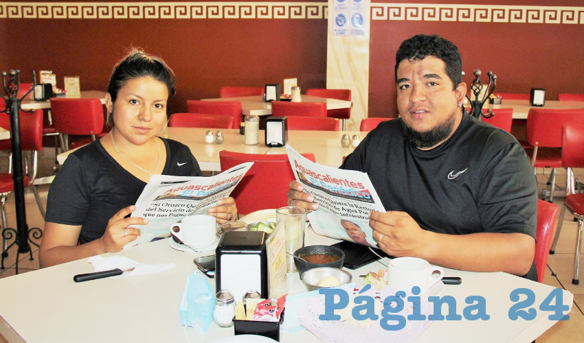 Grupo de personas desayunando.