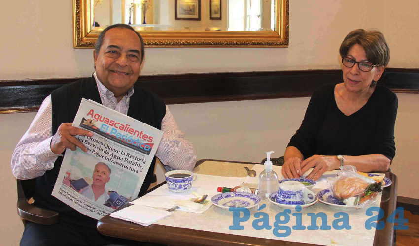 Grupo de personas desayunando.