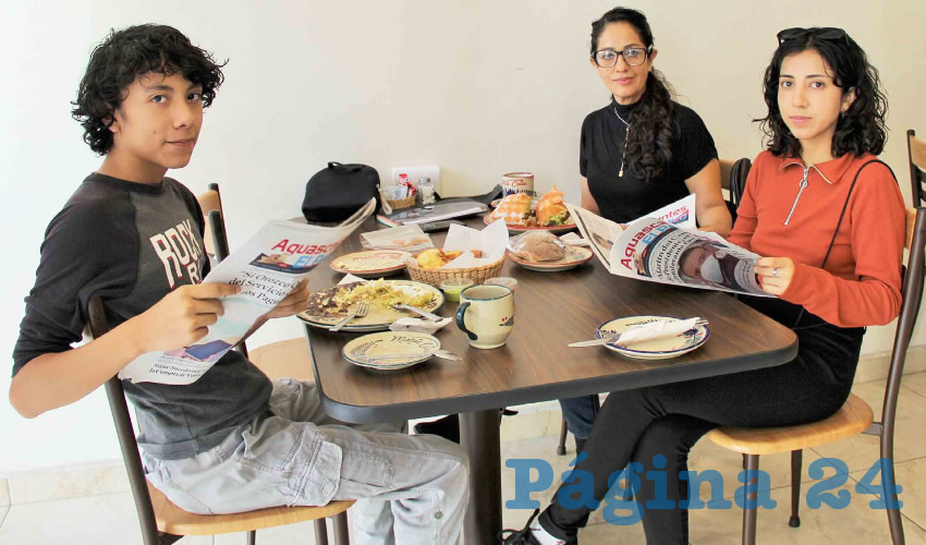 Grupo de personas desayunando.