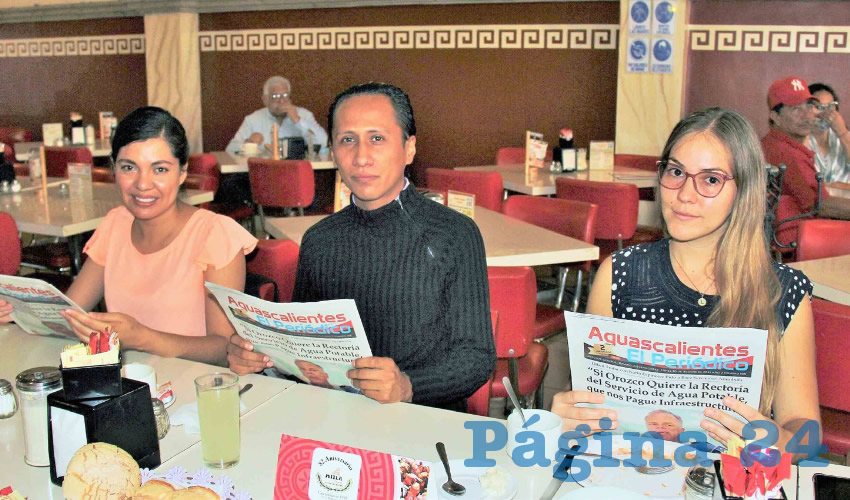 Grupo de personas desayunando.
