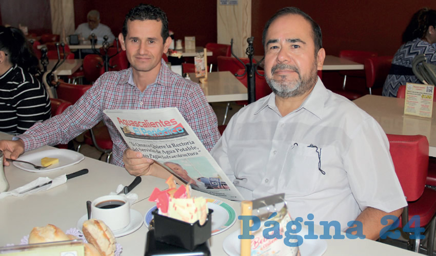 Grupo de personas desayunando.