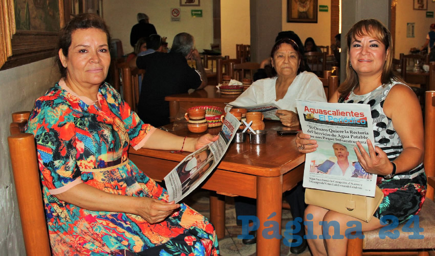 Grupo de personas desayunando.