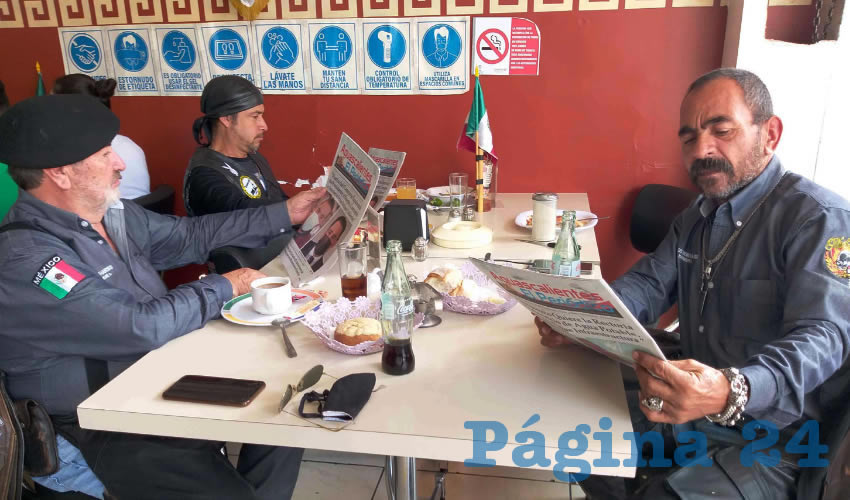 Grupo de personas desayunando.