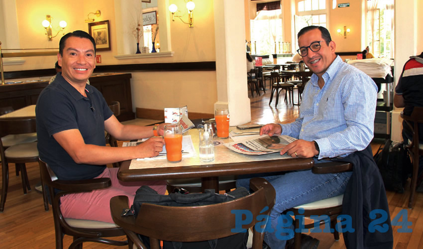 Grupo de personas desayunando.