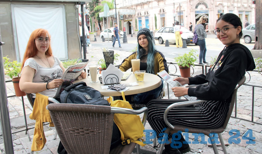 Grupo de personas desayunando.