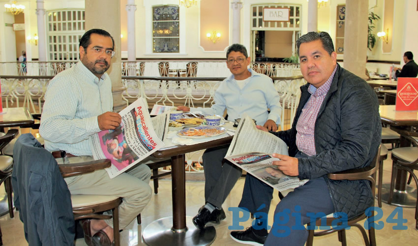 Grupo de personas desayunando.