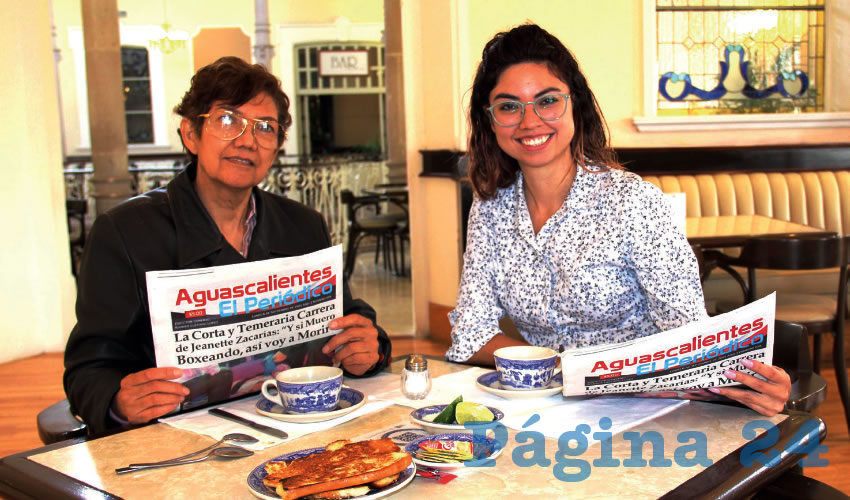 Grupo de personas desayunando.