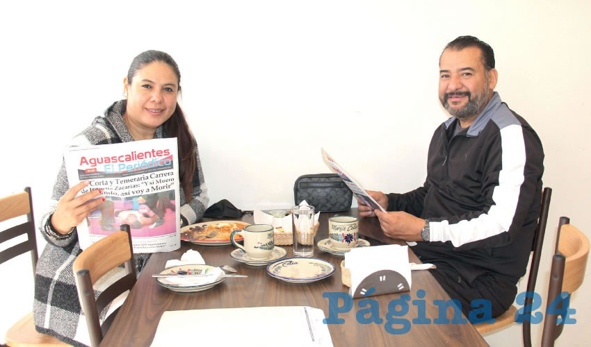 Grupo de personas desayunando.