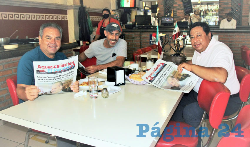 Grupo de personas desayunando.