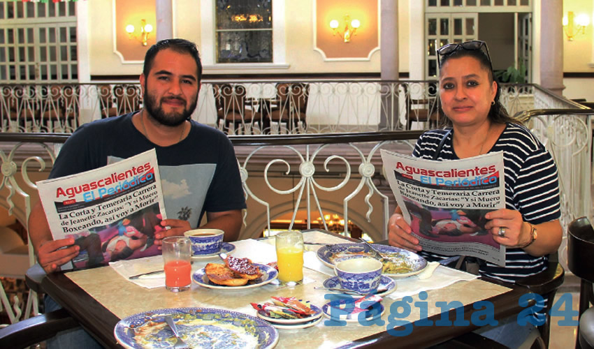 Grupo de personas desayunando.