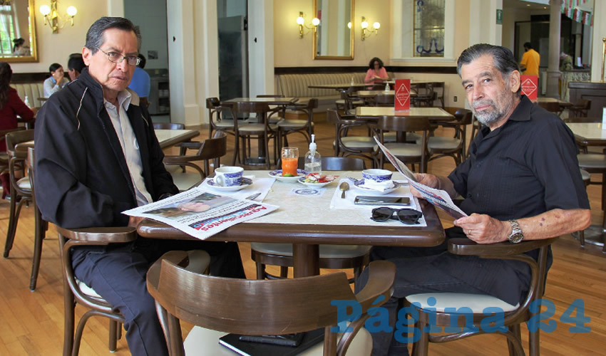 Grupo de personas desayunando.