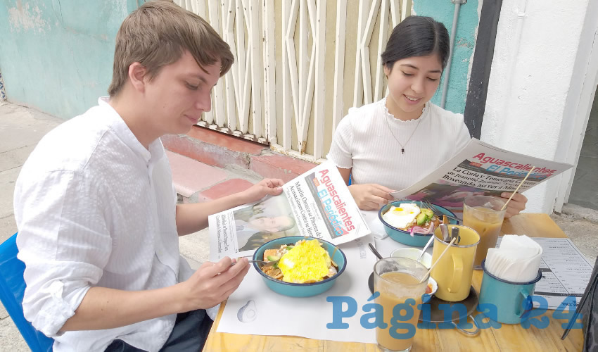 Grupo de personas desayunando.