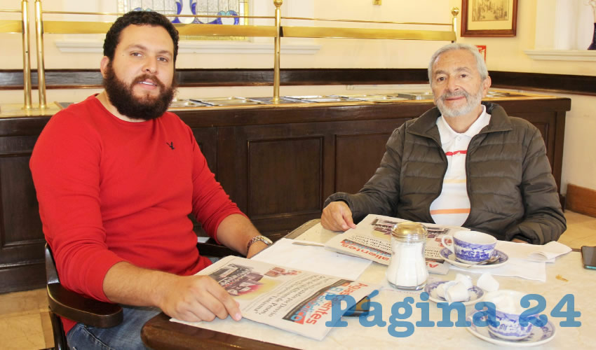 Grupo de personas desayunando.