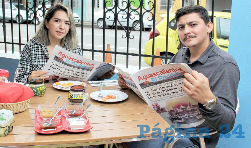 Grupo de personas desayunando.