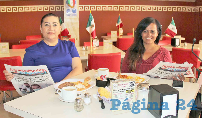 Grupo de personas desayunando.