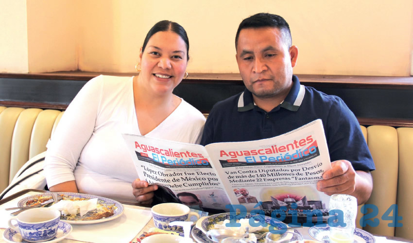 Grupo de personas desayunando.