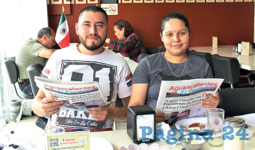 Grupo de personas desayunando.