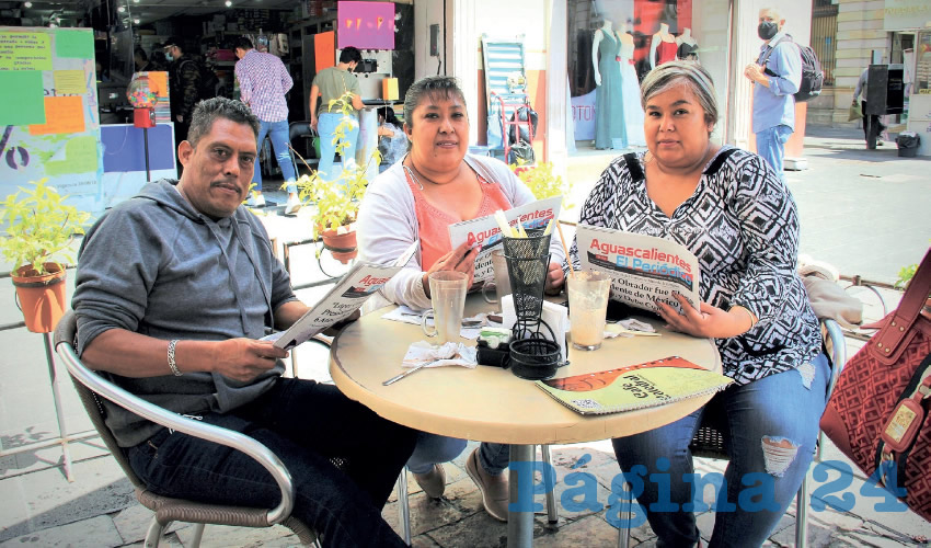 Grupo de personas desayunando.