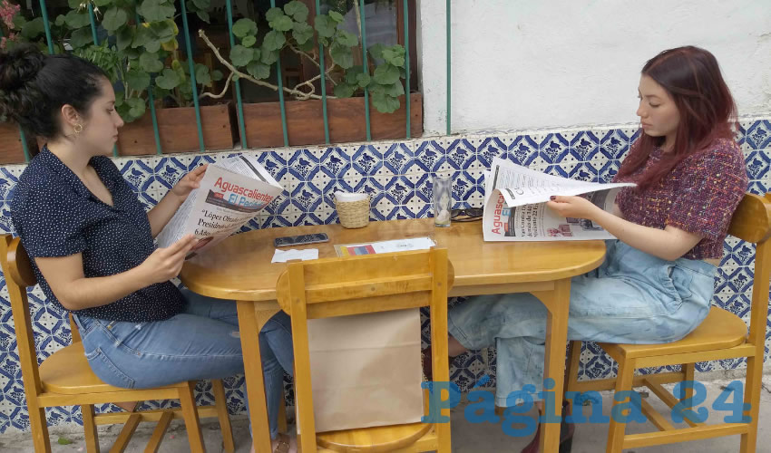Grupo de personas desayunando.