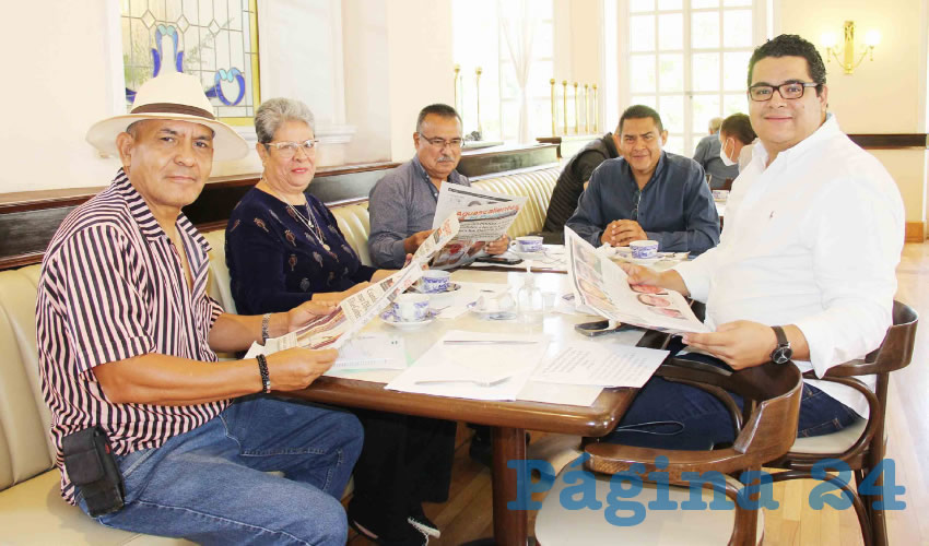 Grupo de personas desayunando.