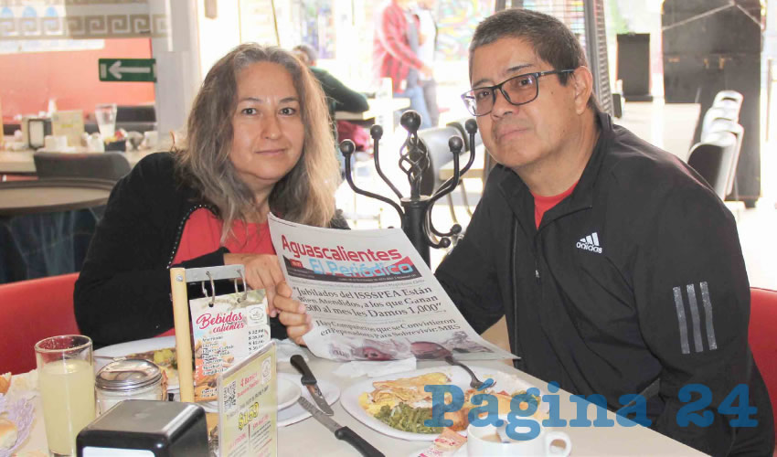 Grupo de personas desayunando.