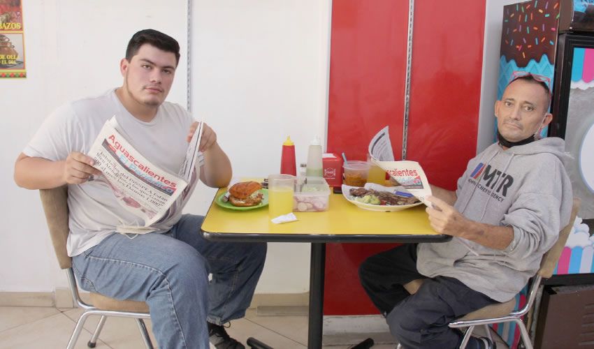 Grupo de personas desayunando.
