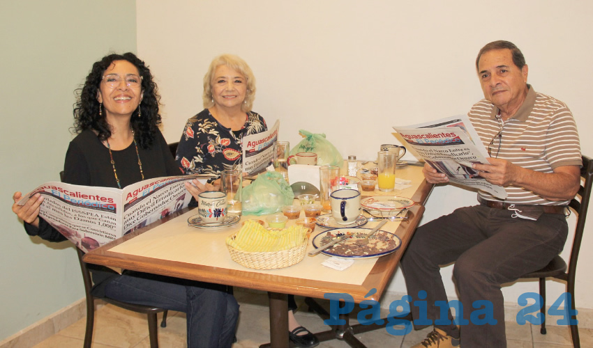 Grupo de personas desayunando.