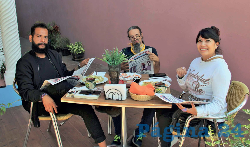 Grupo de personas desayunando.