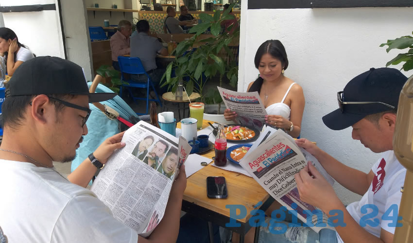 Grupo de personas desayunando.