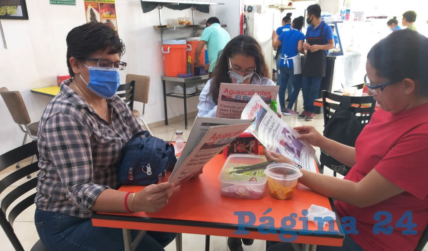 Grupo de personas desayunando.