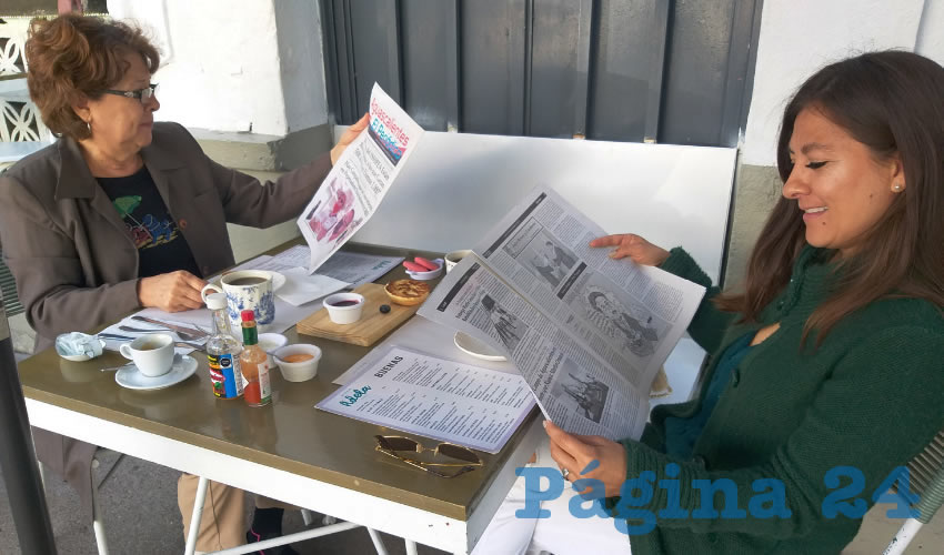 Grupo de personas desayunando.