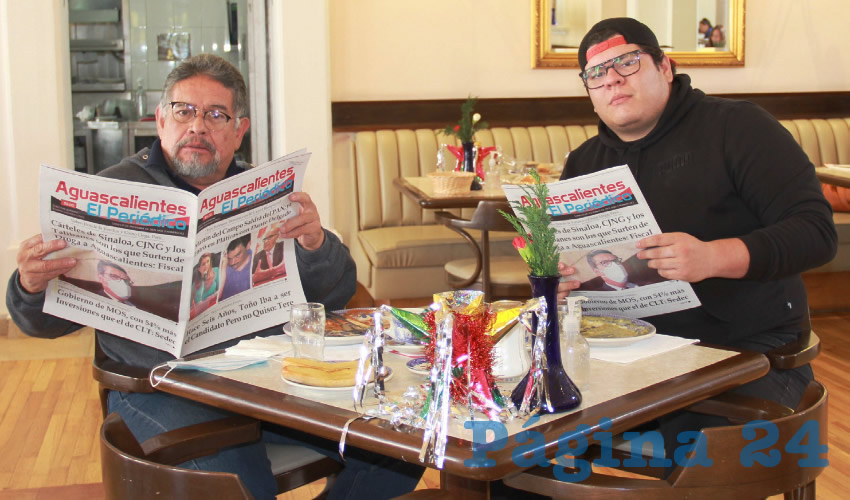 Grupo de personas desayunando.