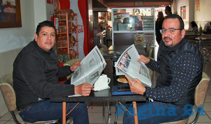 Grupo de personas desayunando.