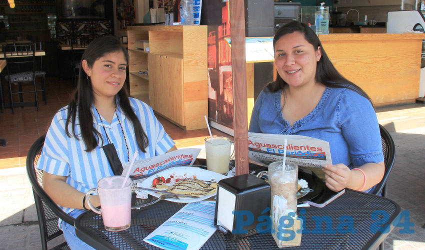 Grupo de personas desayunando.