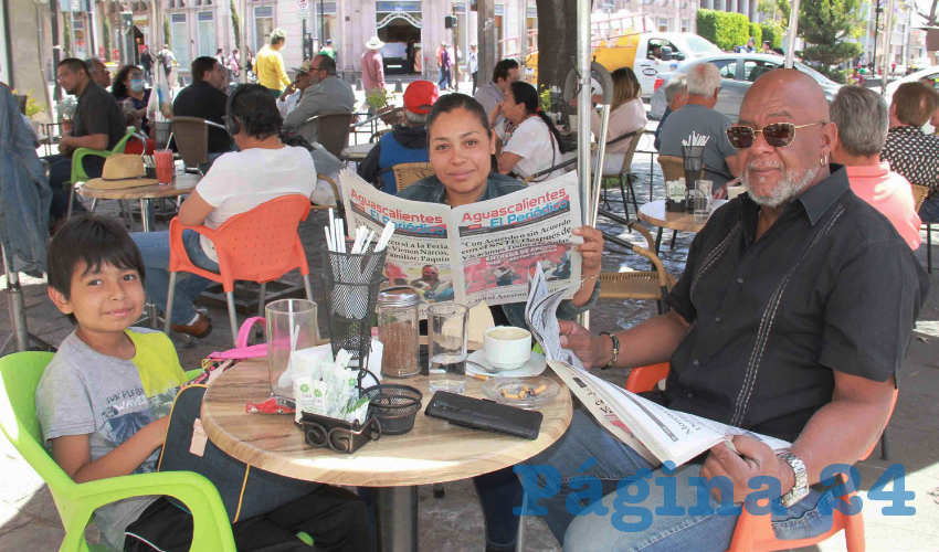 Grupo de personas desayunando.