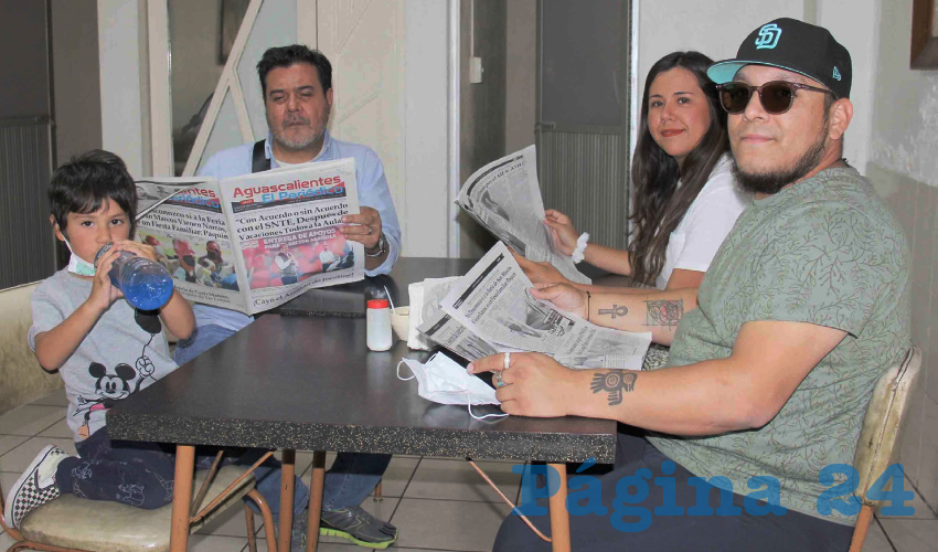 Grupo de personas desayunando.