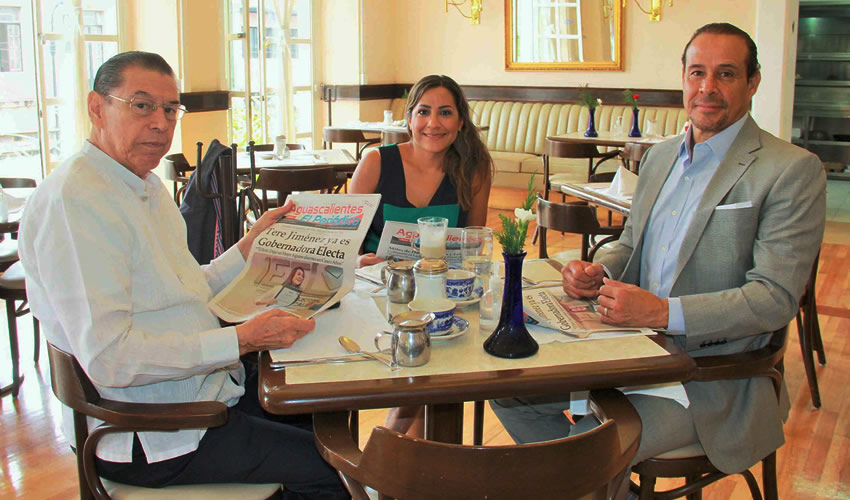 Grupo de personas desayunando.