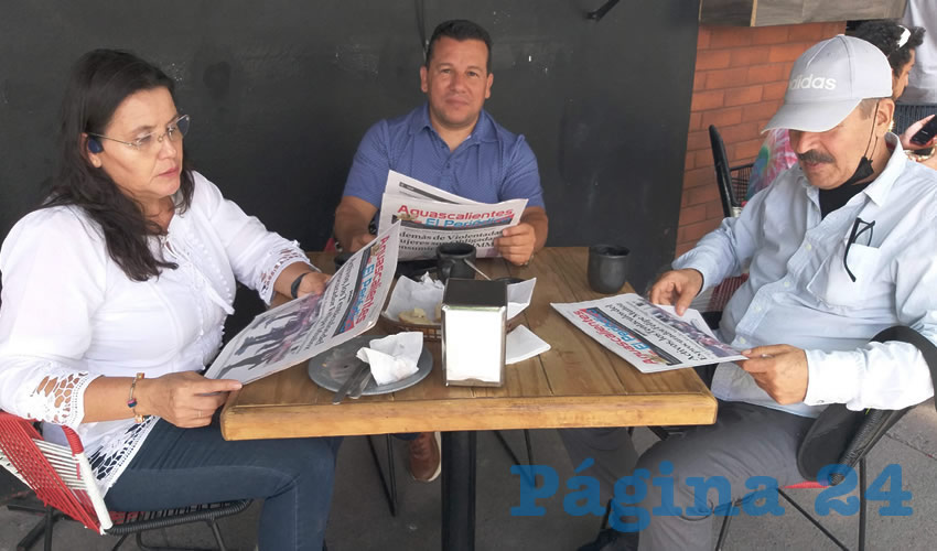 Grupo de personas desayunando.