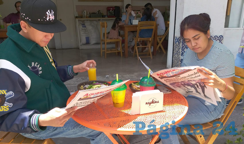 Grupo de personas desayunando.
