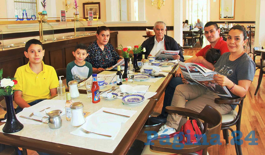 Grupo de personas desayunando.
